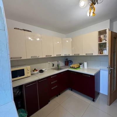 Аренда просторной 3-комнатной квартиры с отдельной кухней, 80 м², район Фалеза Норд, Констанца, Румыния